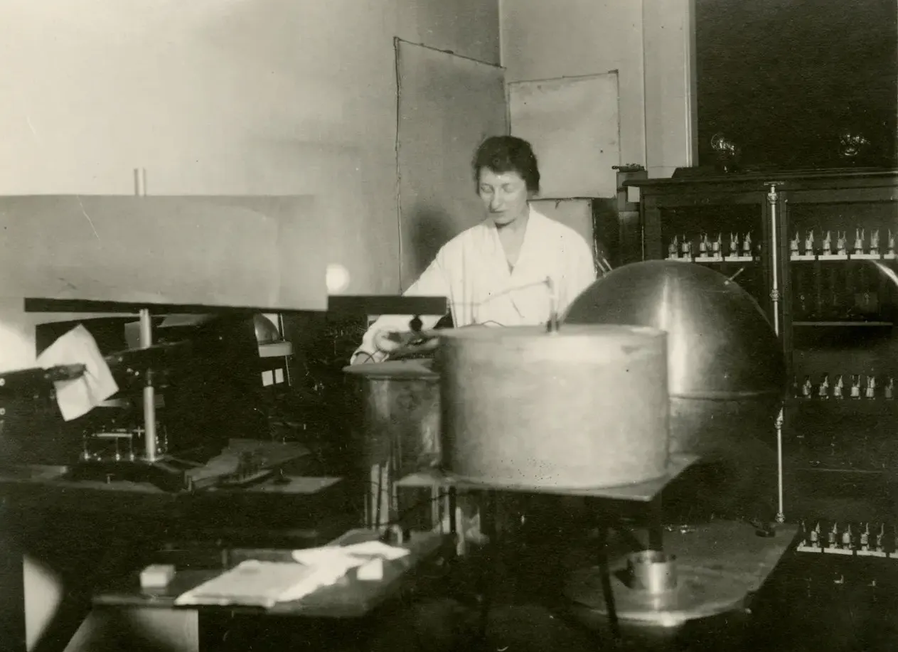 Elizabeth Rona in about 1925 at the Radium Institute in Vienna. Credit: Hans Pettersson Archive/Gothenburg University Library