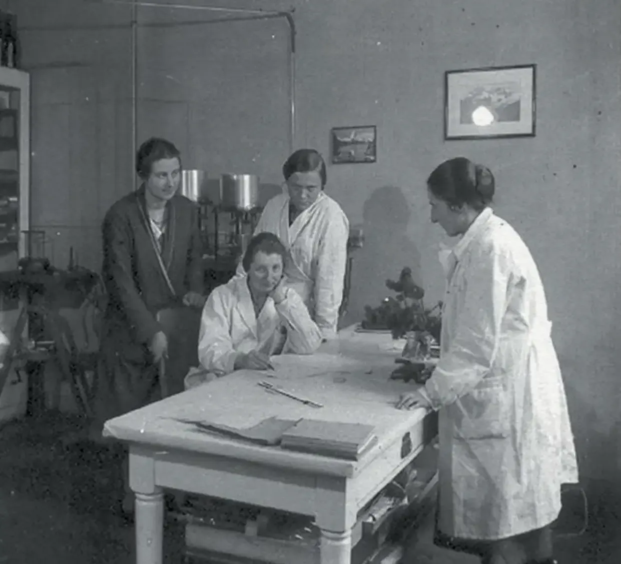 Elizabeth Rona, seated, with Elisabeth Karamichailova, far right, Berta Karlik, far left, and another scientist at the Radium Institute in Vienna. Credit: Hans Pettersson Archive/Gothenburg University Library